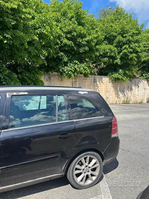 Usata Opel Zafira 120 CV (88 kW) 2007 Nero Monovolume