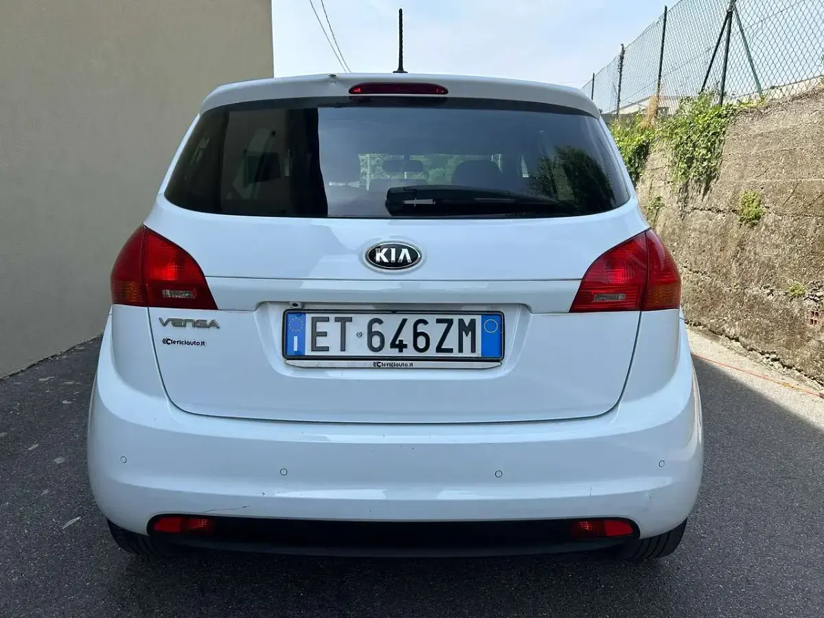 Usata Kia Venga 90 CV (66 kW) 2014 Bianco Utilitaria
