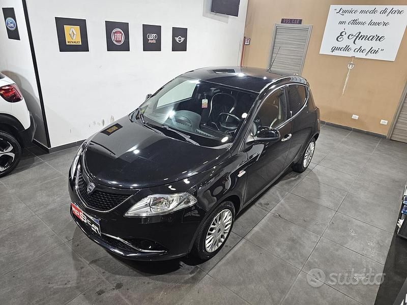 Usata Lancia Ypsilon 69 CV (50 kW) 2017 Nero Utilitaria