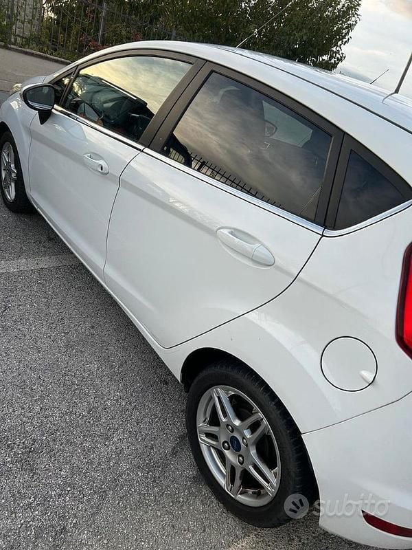 Usata Ford Fiesta Titanium 75 CV (55 kW) 2014 Bianco Utilitaria