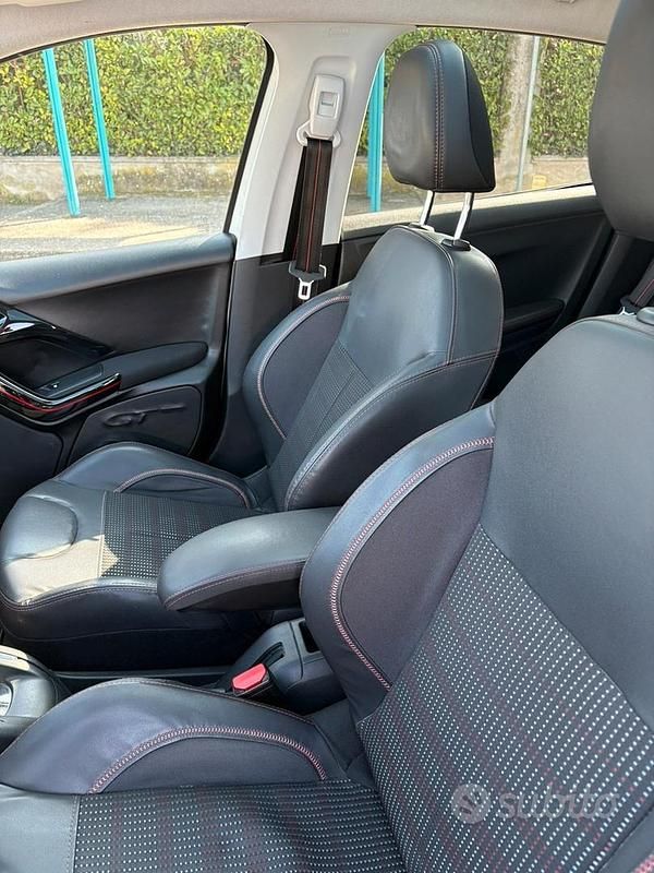 Usata Peugeot 208 GT-line 110 CV (80 kW) 2015 Bianco Utilitaria