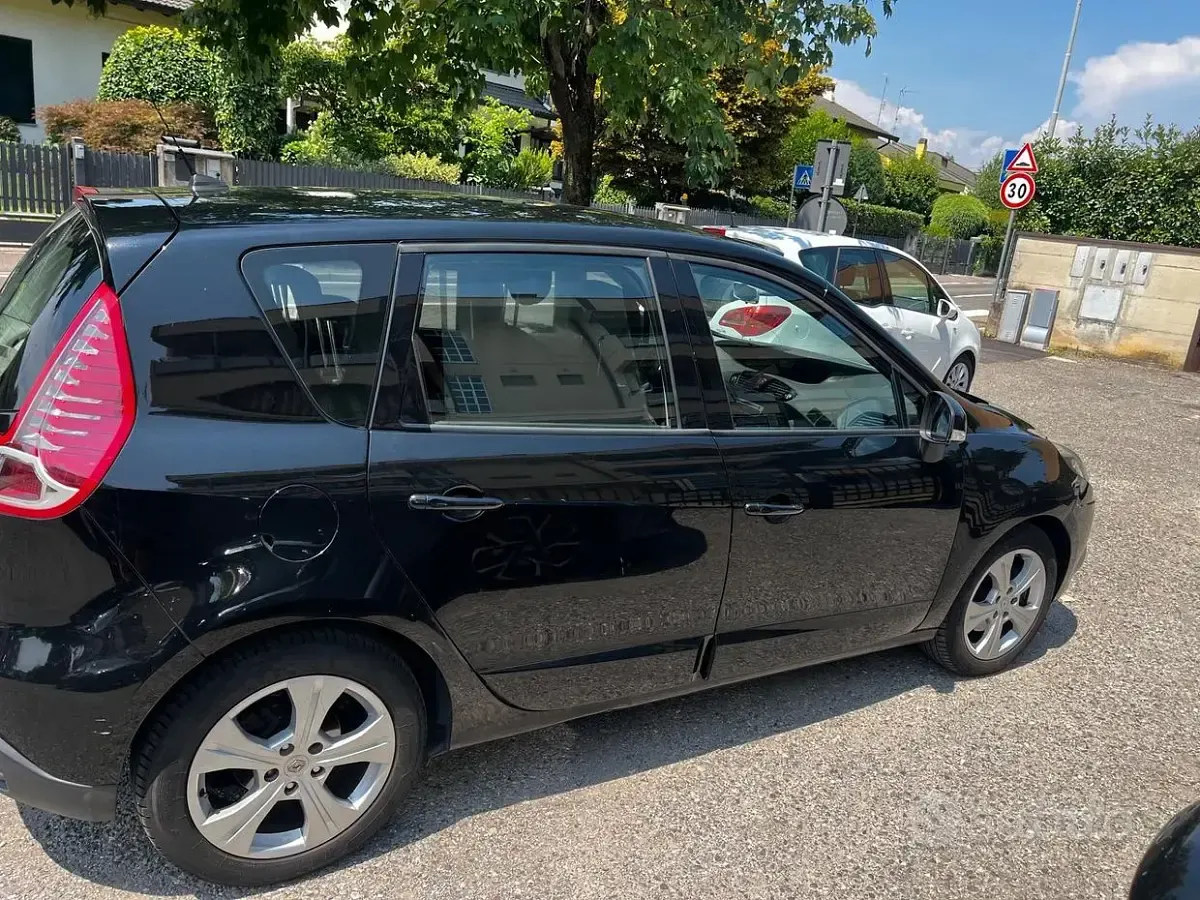 Usata Renault Scénic Luxe 110 CV (80 kW) 2011 Nero Monovolume