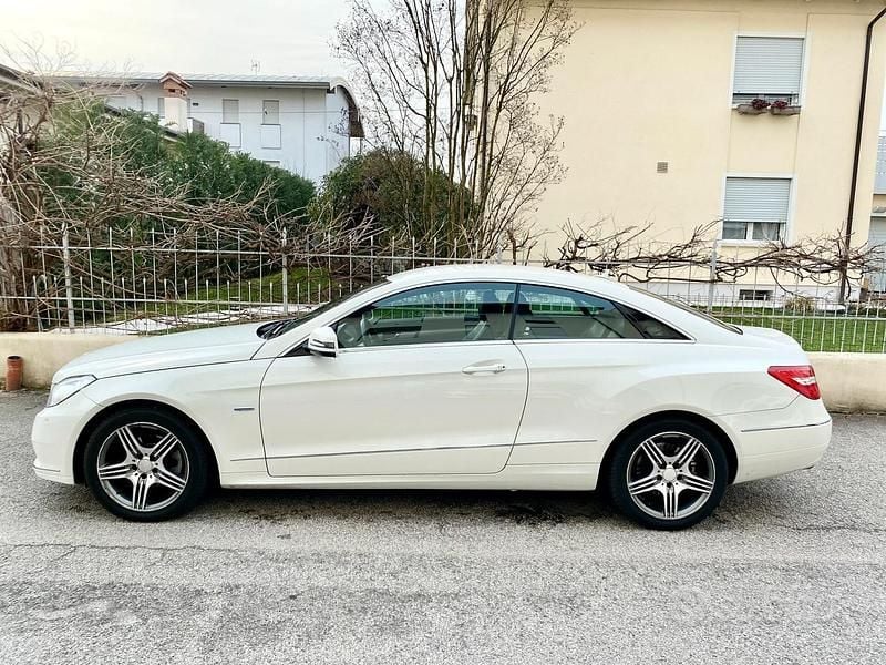 Usata Mercedes E220 Executive 170 CV (125 kW) 2010 Bianco Coupé