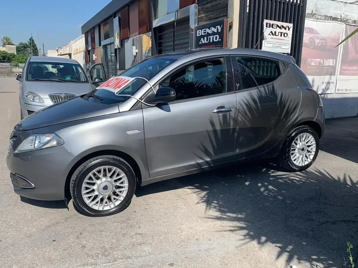 Usata Lancia Ypsilon S 85 CV (62 kW) 2014 Argento Utilitaria