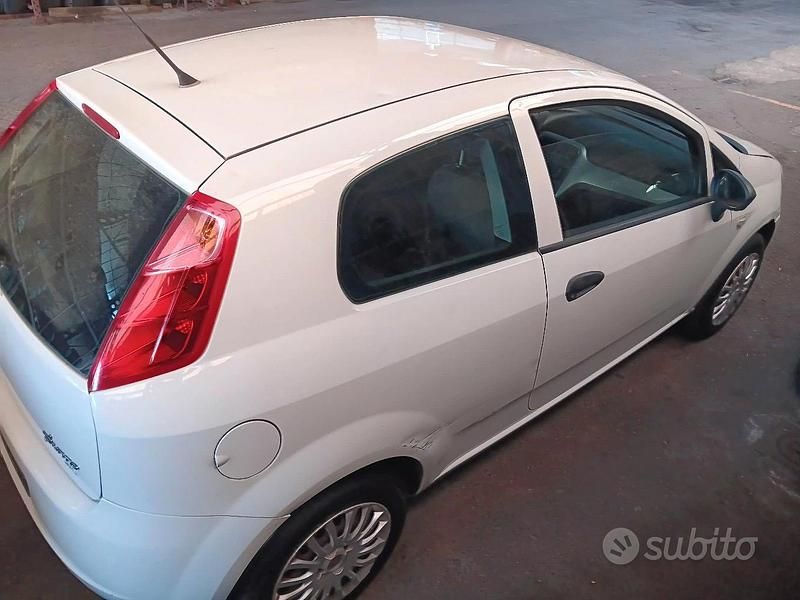 Usata Fiat Grande Punto 65 CV (47 kW) 2009 Bianco Utilitaria