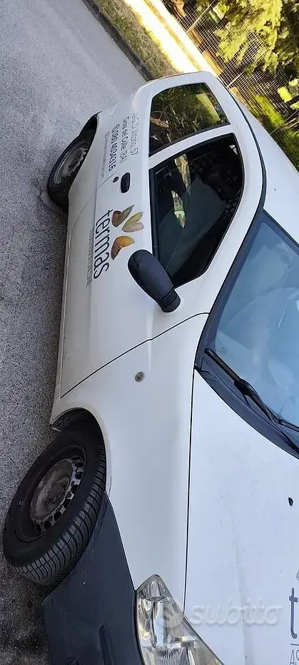 Usata Fiat Punto 69 CV (50 kW) 2006 Bianco Utilitaria