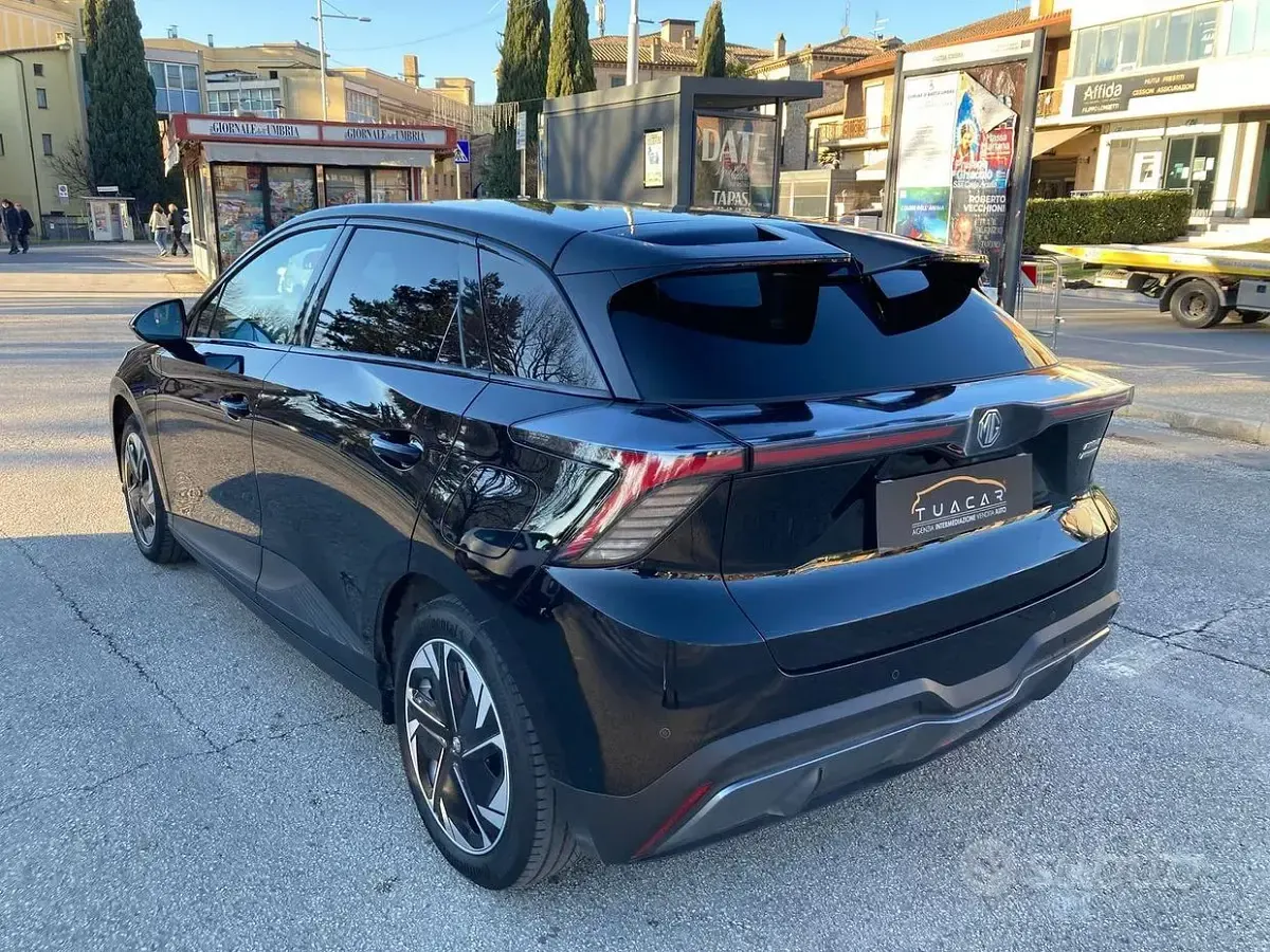 Usata MG MG4 EV Luxury 150 kW (204 CV) 2023 Nero Utilitaria