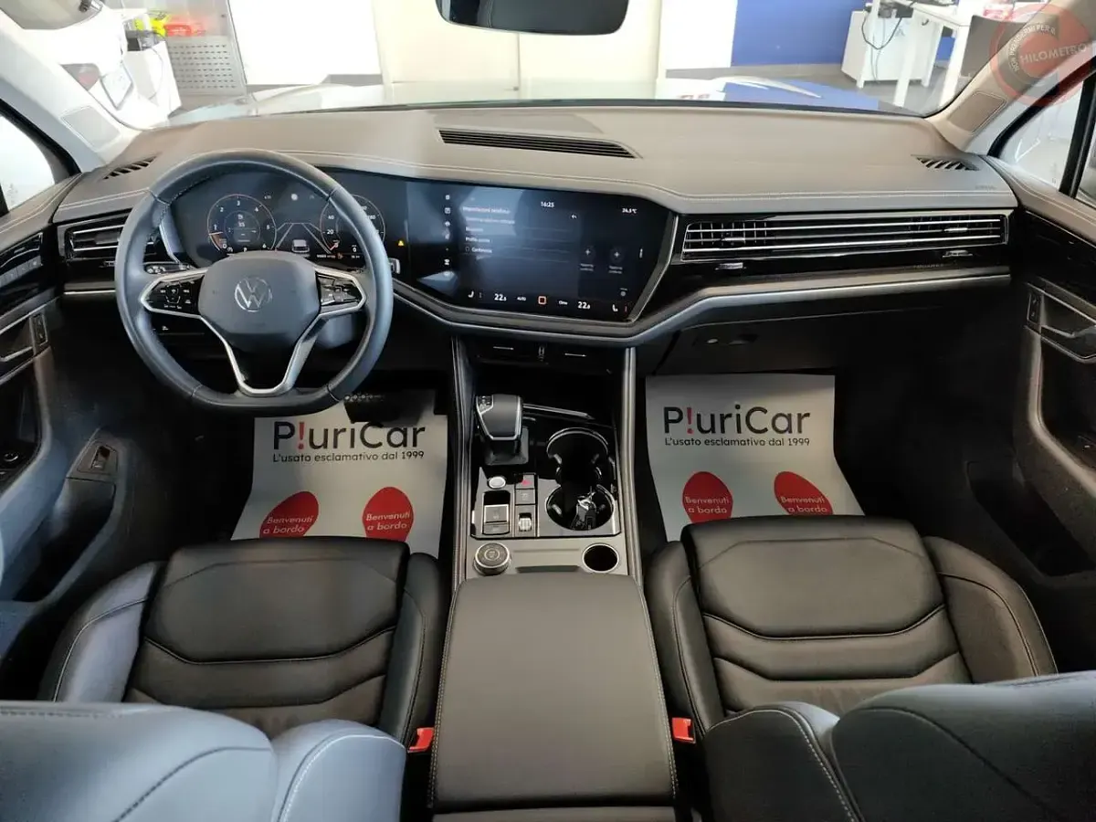 Usata VW Touareg 231 CV (169 kW) 2024 Grigio SUV