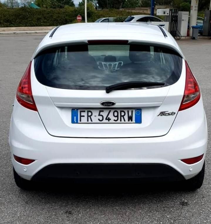 Usata Ford Fiesta Zetec 70 CV (51 kW) 2005 Grigio Utilitaria