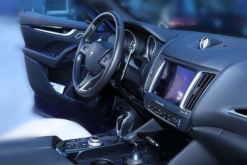 Usata Maserati Levante 250 CV (183 kW) 2017 Blu/azzurro SUV
