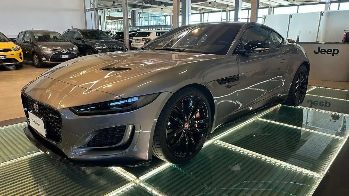 Usata Jaguar F-Type R-Dynamic 450 CV (330 kW) 2023 Grigio Coupé
