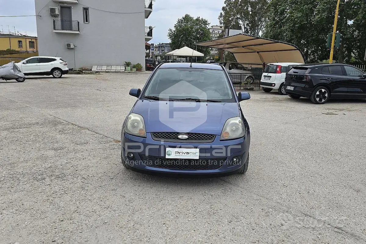 Usado Ford Fiesta Ghia 68 HP (50 kW) 2006 Cinzento Citadino