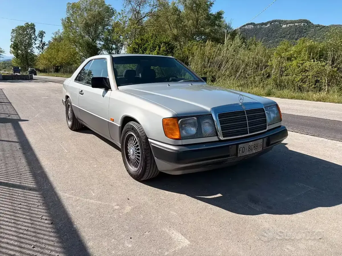 Usata Mercedes E300 188 CV (138 kW) 1989 Grigio Coupé