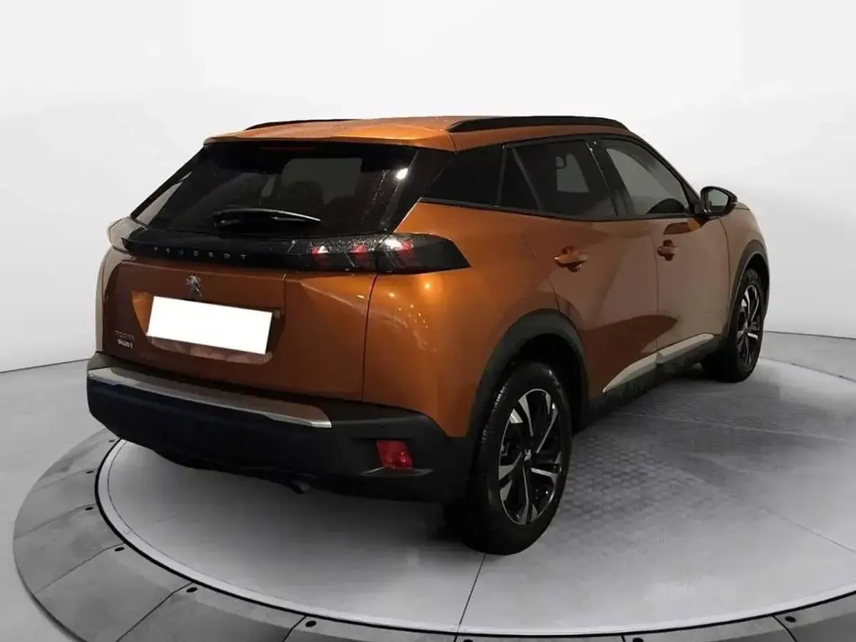 Usata Peugeot 2008 Allure 102 CV (75 kW) 2020 Arancio SUV
