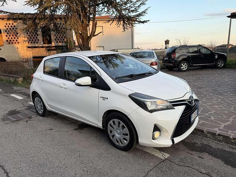 Usata Toyota Yaris Hybrid Cool 75 CV (55 kW) 2015 Bianco Berlina