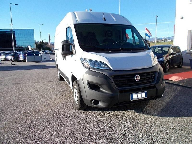Usata Fiat Ducato 33 120 CV (88 kW) 2021 Bianco / pastello Furgone