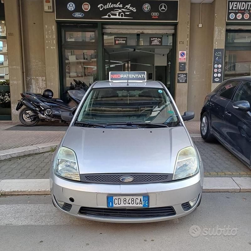 Usata Ford Fiesta Ghia 70 CV (51 kW) 2005 Grigio Utilitaria