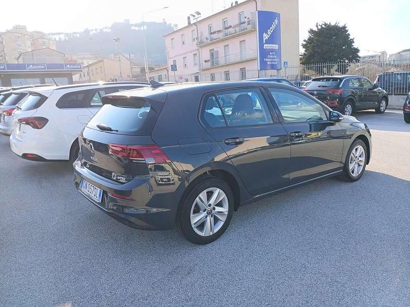 Usata VW Golf VIII Life 110 CV (80 kW) 2023 Grigio Berlina