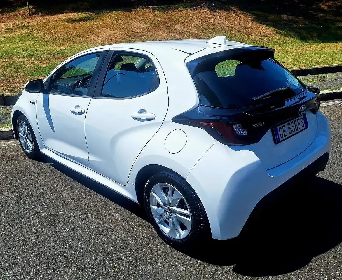 Usata Toyota Yaris Hybrid 92 CV (67 kW) 2021 Bianco Berlina
