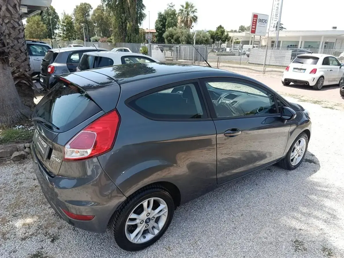 Usata Ford Fiesta Business Edition 92 CV (67 kW) 2016 Grigio Utilitaria