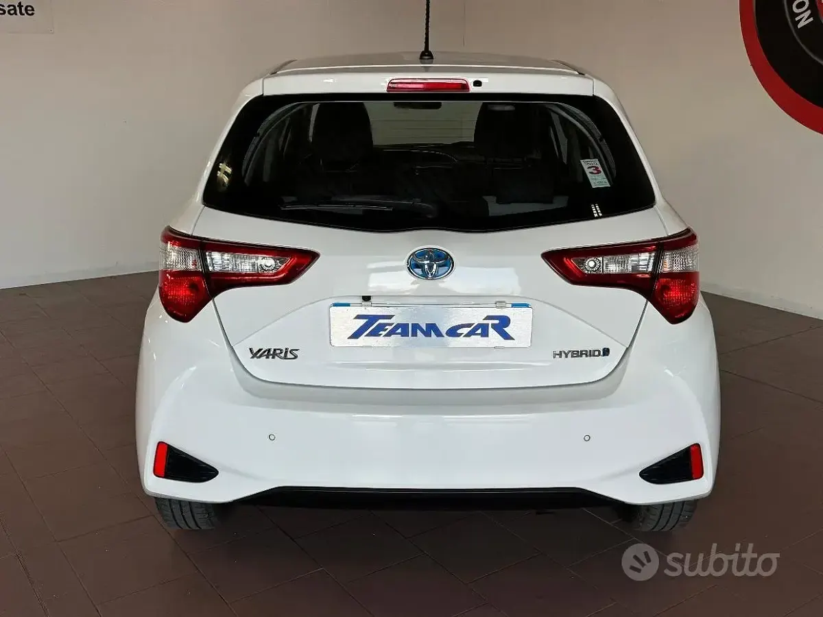 Usata Toyota Yaris Hybrid Business Edition 73 CV (53 kW) 2020 Bianco Berlina