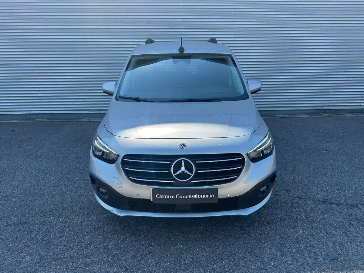 Usata Mercedes 180 116 CV (85 kW) 2023 Argento metallizzato Berlina