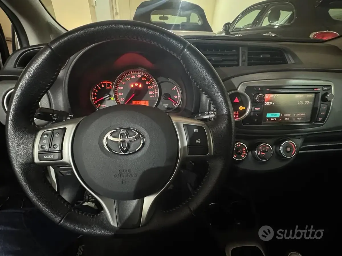 Usata Toyota Yaris 69 CV (50 kW) 2013 Bianco Utilitaria