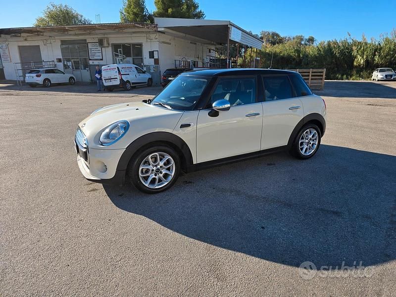 Usata Mini Cooper D 115 CV (84 kW) 2015 Beige Utilitaria