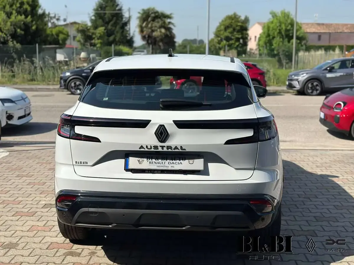 Usata Renault Austral Equilibre 131 CV (96 kW) 2023 Bianco nacrè SUV
