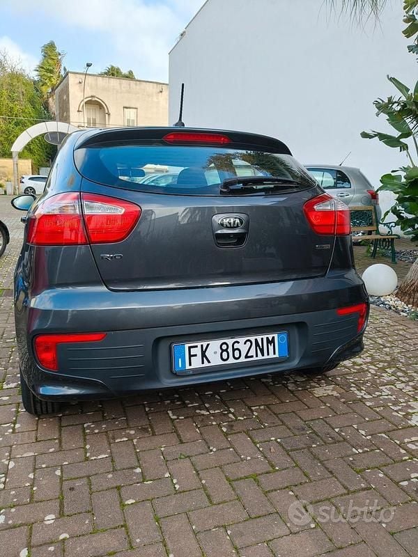 Usata Kia Rio Active 74 CV (54 kW) 2017 Grigio Berlina