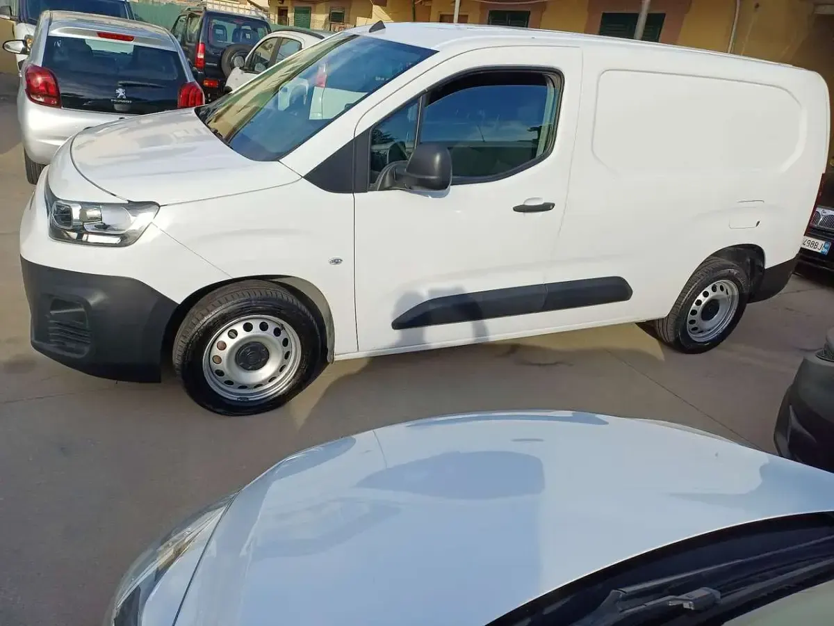 Usata Fiat Doblò 131 CV (96 kW) 2023 Bianco Monovolume