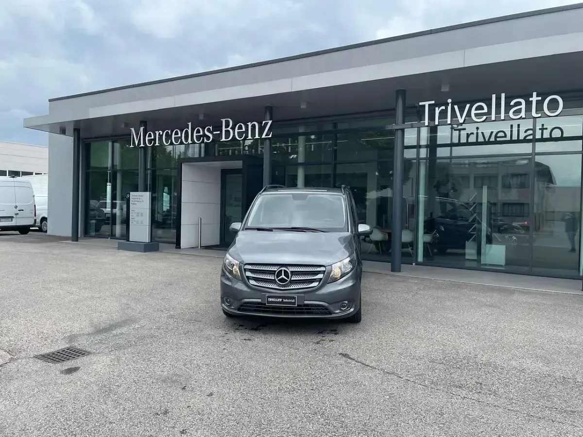 Usata Mercedes Vito 190 CV (139 kW) 2020 Grigio selenite metallizzato Furgone