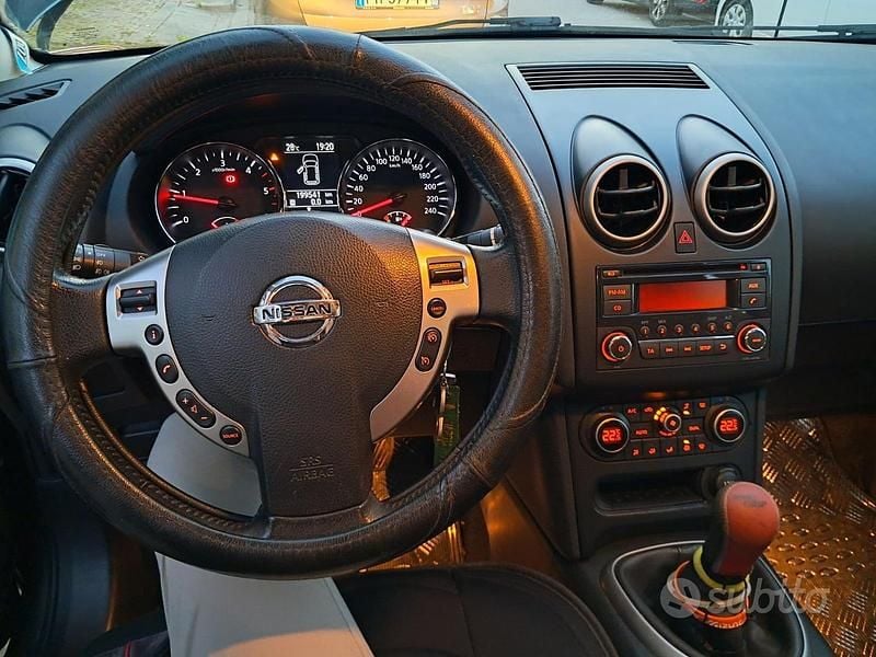 Grigio Usata 2013 Nissan Qashqai SUV | 7500 € (Cara) - Immagine 1/4