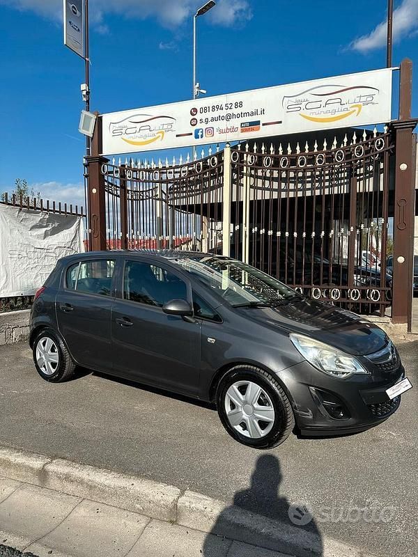 Grigio Usata 2012 Opel Corsa Tre volumi | 3999 € (Buon prezzo) - Immagine 1/4