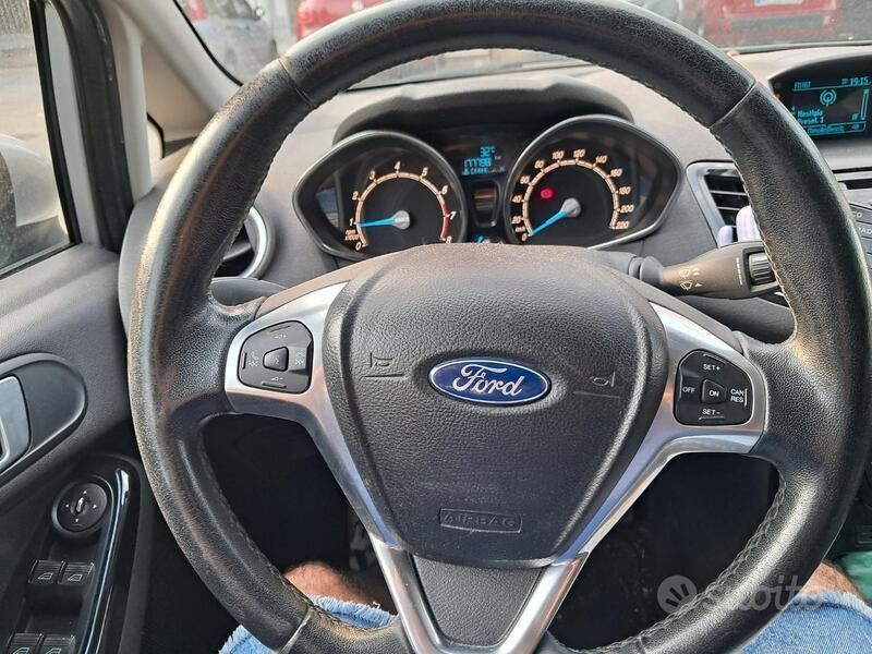 Usata Ford Fiesta 97 CV (71 kW) 2014 Grigio Utilitaria
