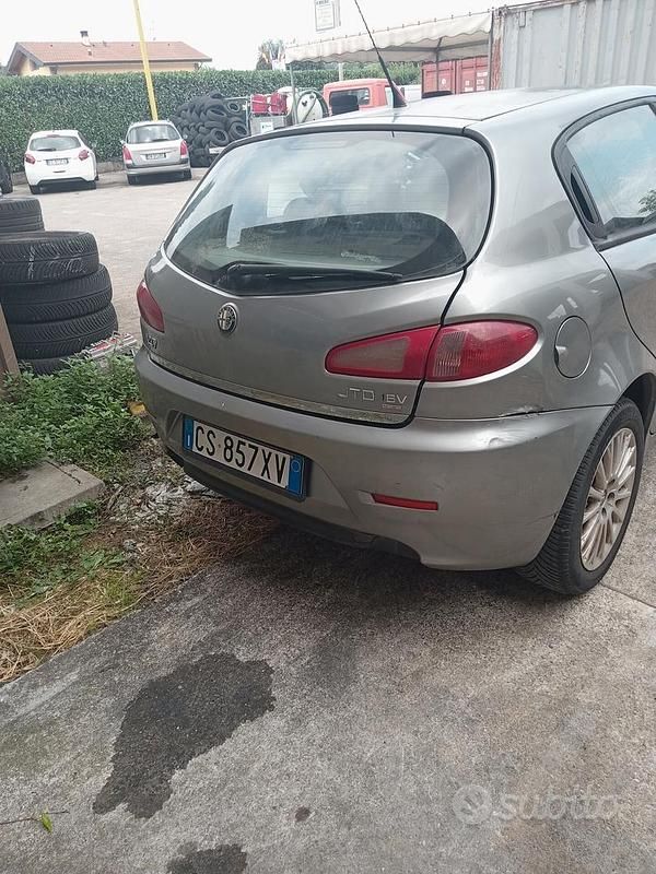 Argento Usata 2005 Alfa Romeo 147 Due volumi | 1500 € (Buon prezzo) - Immagine 1/4