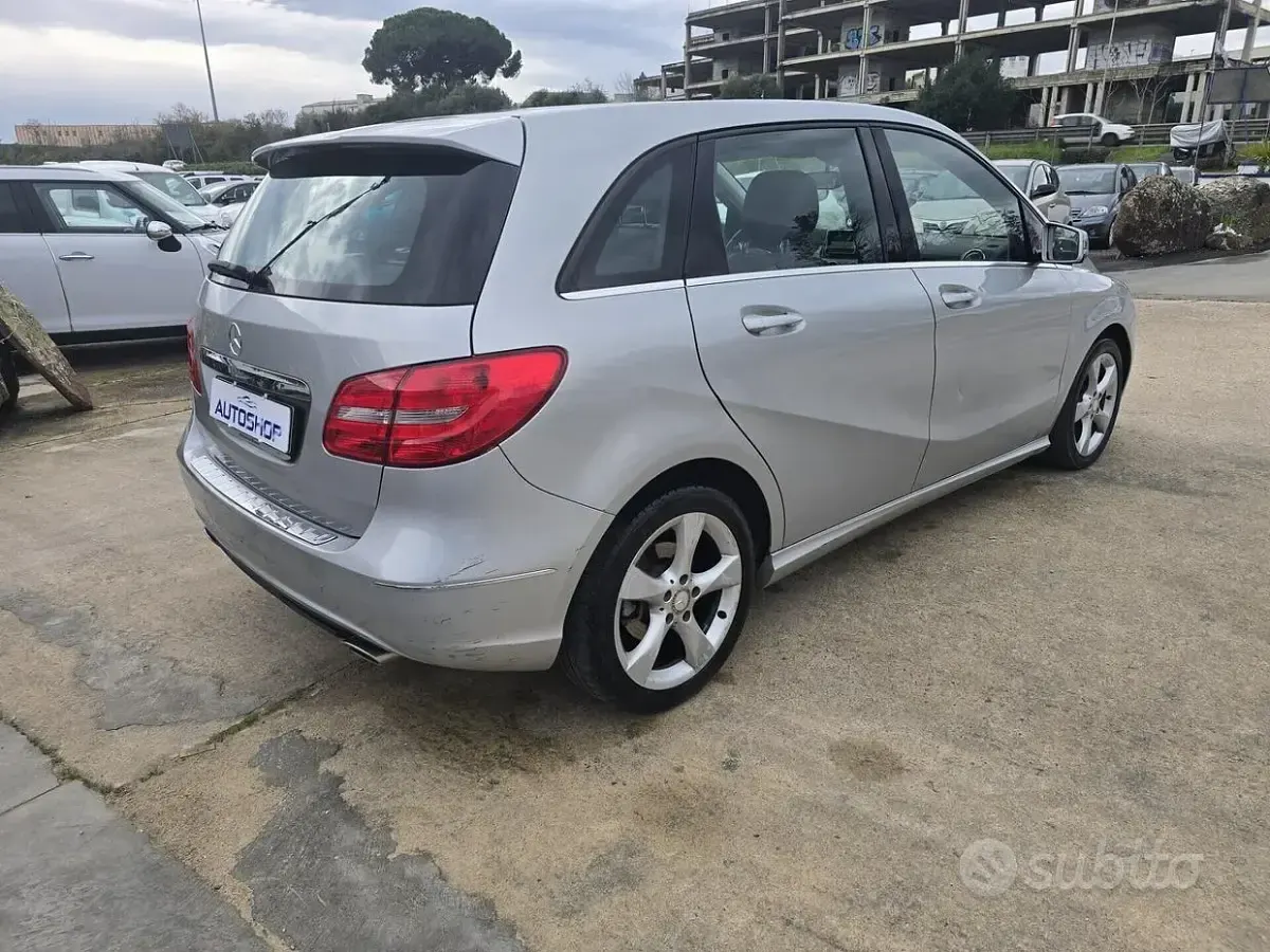 Usata Mercedes B180 Chrome 109 CV (80 kW) 2013 Grigio Utilitaria