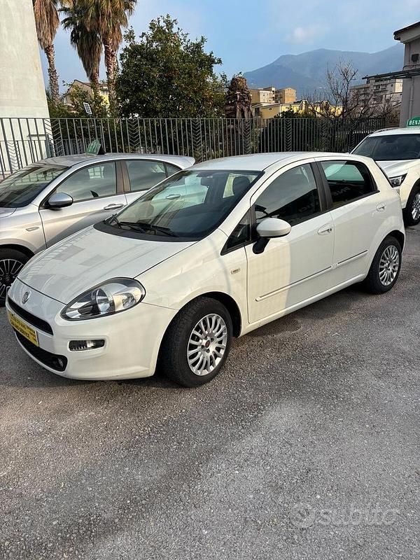 Gebraucht Fiat Punto Lounge 85 PS (62 kW) 2012 Weiß Kleinwagen