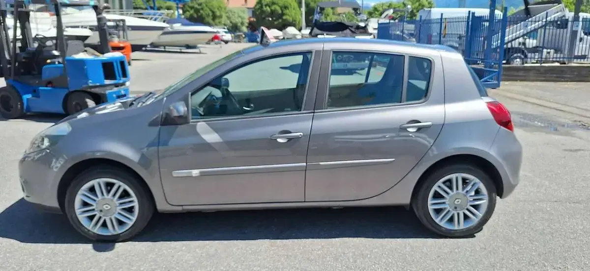 Usata Renault Clio III 75 CV (55 kW) 2011 Grigio Berlina