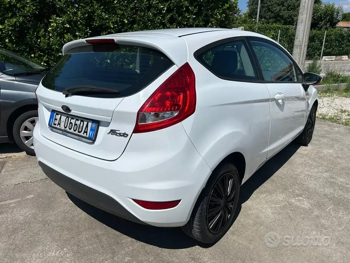 Usata Ford Fiesta 82 CV (60 kW) 2009 Bianco Berlina