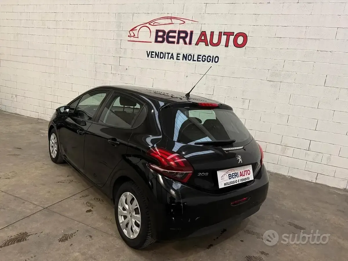 Käytetty Peugeot 208 Allure 75 HP (55 kW) 2017 Musta Viistoperä