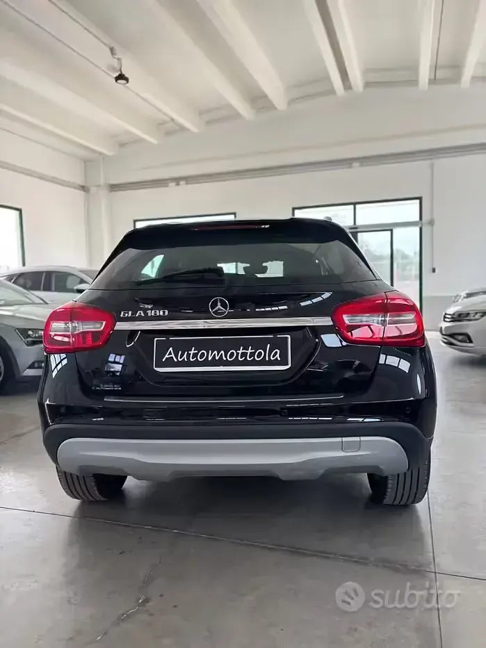 Begagnad Mercedes A180 Executive 122 HK (89 kW) 2015 Svart Sedan