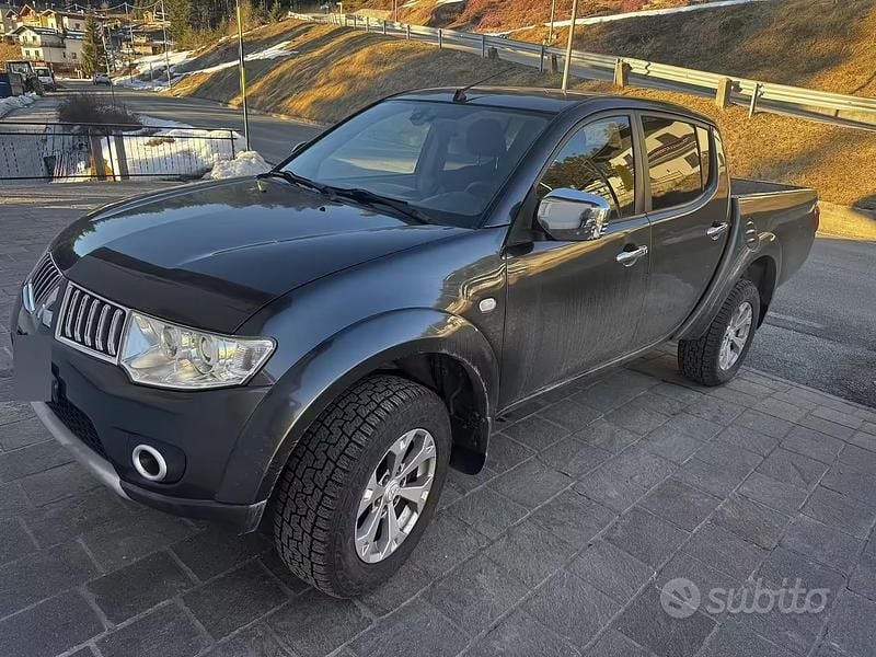 Usata Mitsubishi L200 178 CV (130 kW) 2011 Grigio Pick-up