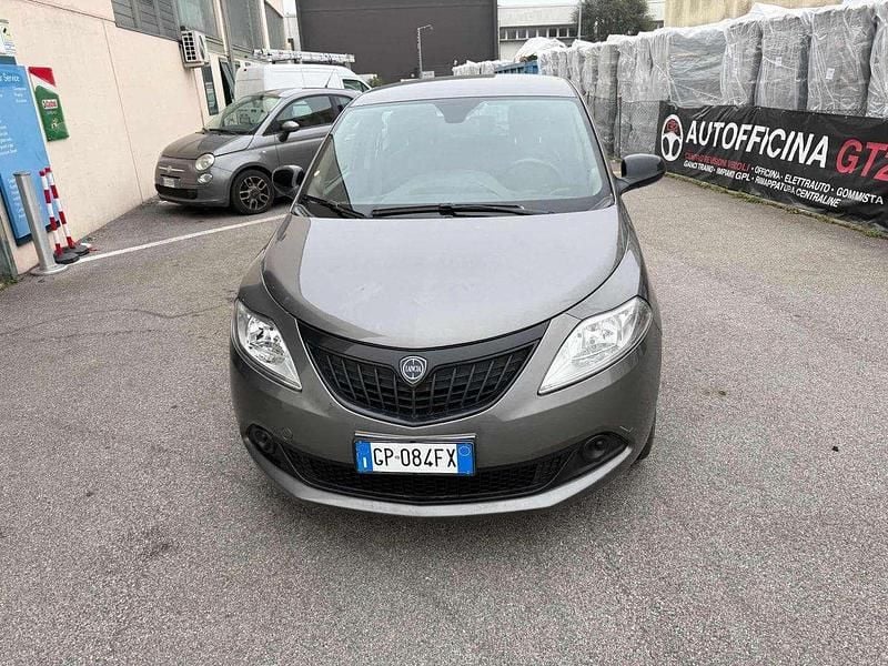 Usata Lancia Ypsilon Silver 69 CV (50 kW) 2023 Grigio scuro Utilitaria