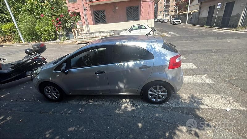 Usata Kia Rio 75 CV (55 kW) 2013 Grigio Utilitaria
