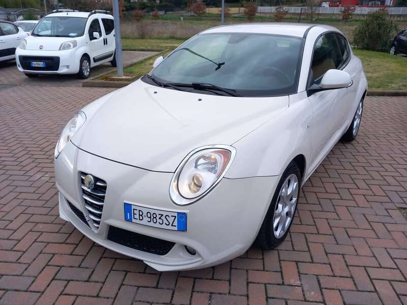 Bianco Usata 2010 Alfa Romeo MiTo Distinctive Due volumi | 2500 € (Ottimo prezzo) - Immagine 1/4