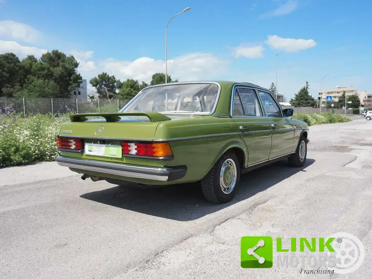 Usata Mercedes 240 72 CV (52 kW) 1982 Verde Berlina