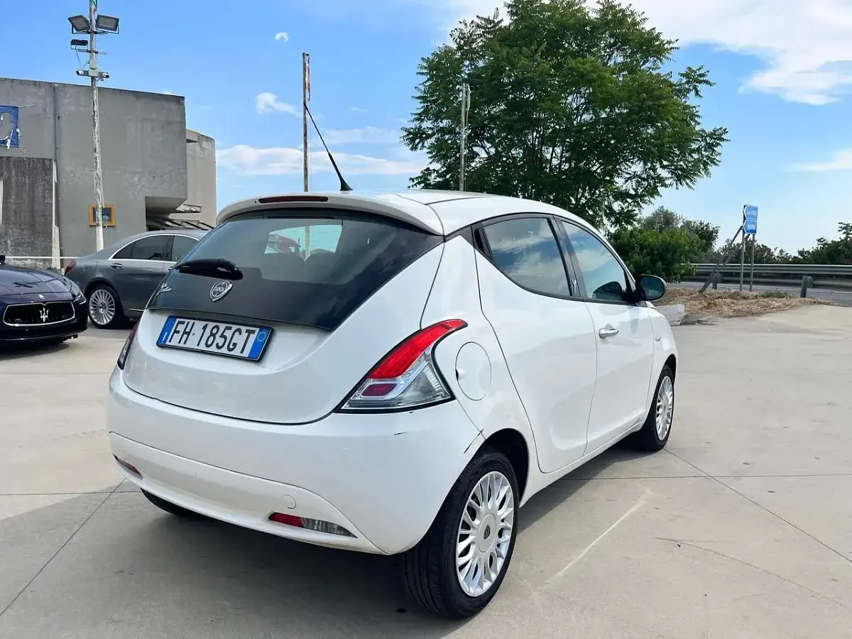 Usata Lancia Ypsilon 69 CV (50 kW) 2017 Bianco Utilitaria