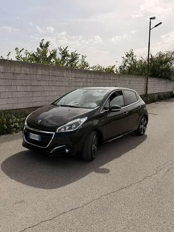 Usata Peugeot 208 GT-line 99 CV (72 kW) 2016 Utilitaria
