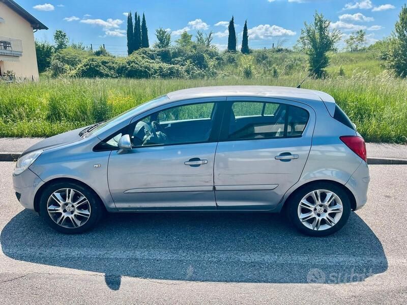 Grigio Usata 2007 Opel Corsa Tre volumi | 1199 € (Super prezzo) - Immagine 1/4